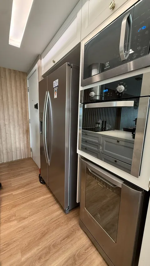Geladeira, forno e micro-ondas