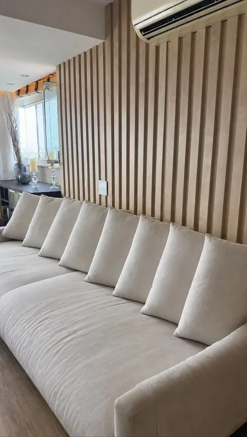 Sala de estar com painel ripado