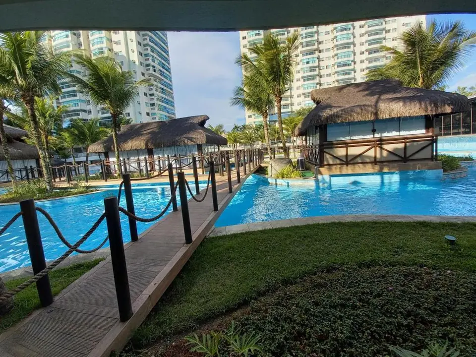 Deck de madeira sobre a piscina