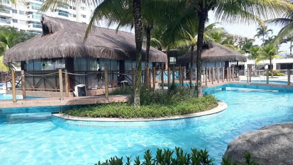 Piscinas com ilhas e quiosques