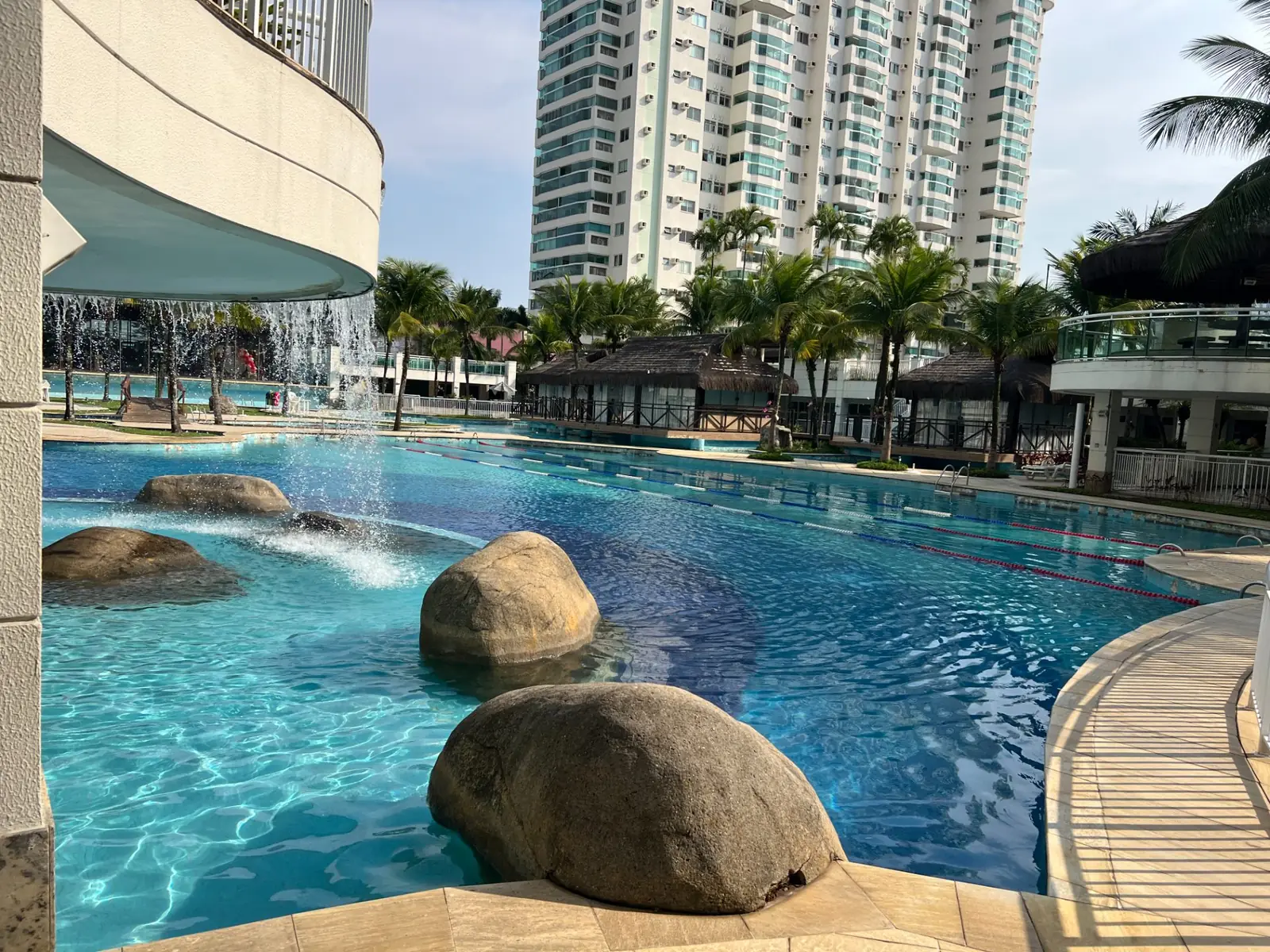 Piscina com pedras e jatos de água