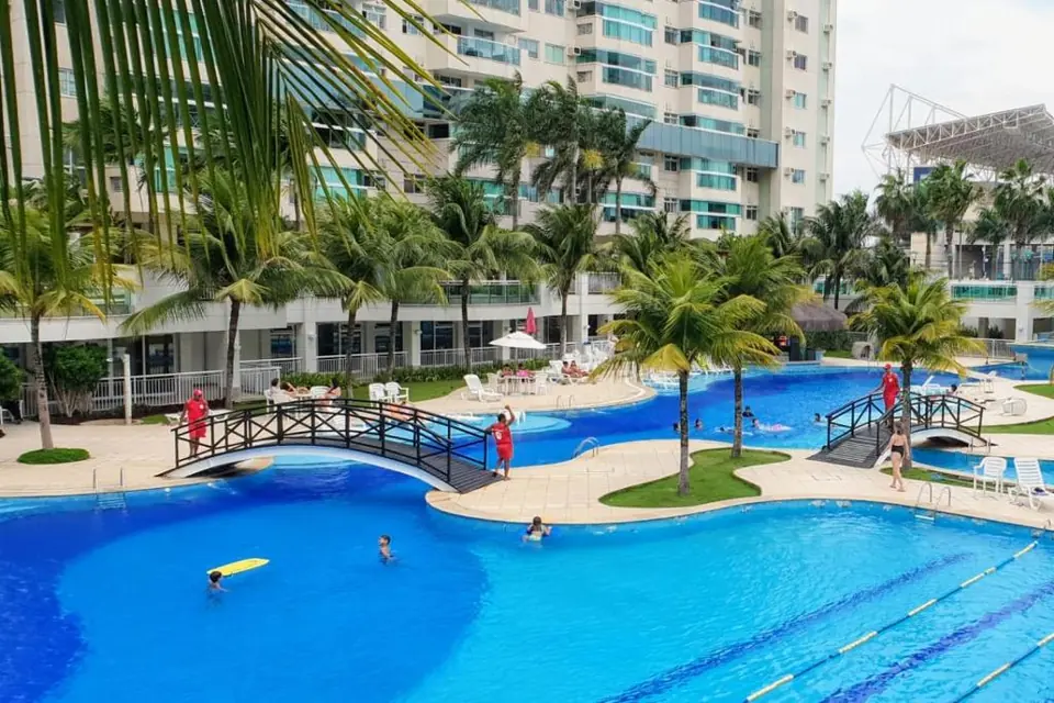 Piscinas em dia de sol, com salva-vidas