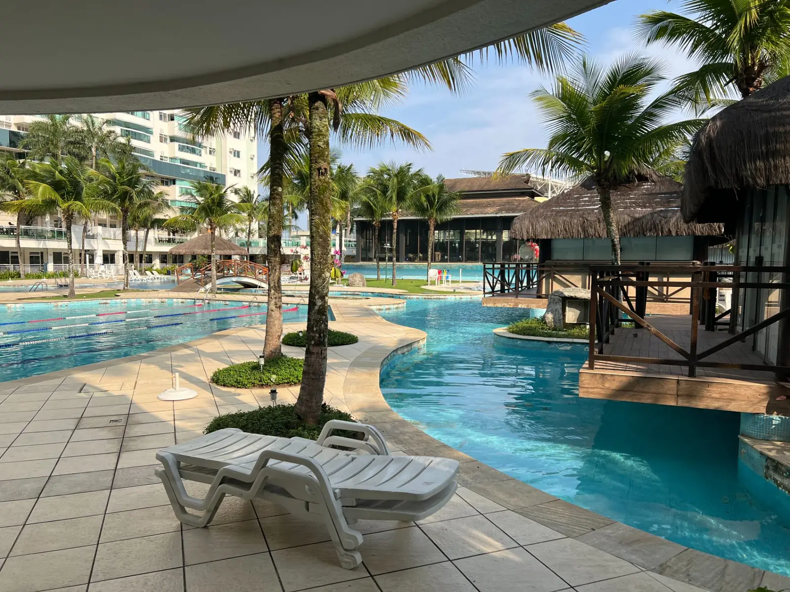 Espreguiçadeiras à beira da piscina