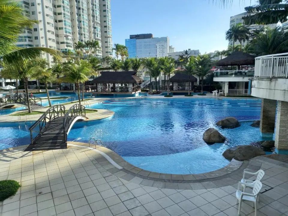 Piscina com pedras e cascata