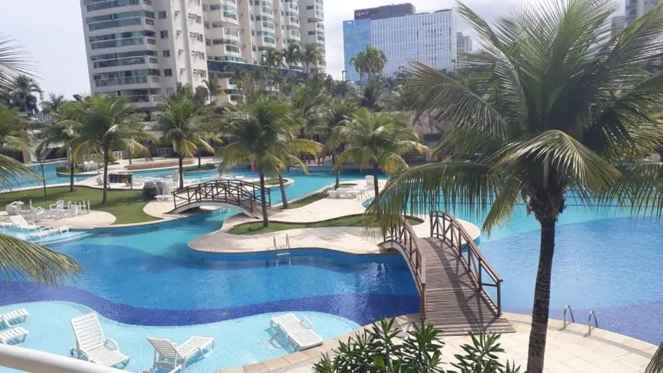 Piscinas, pontes e ilhas de palmeiras
