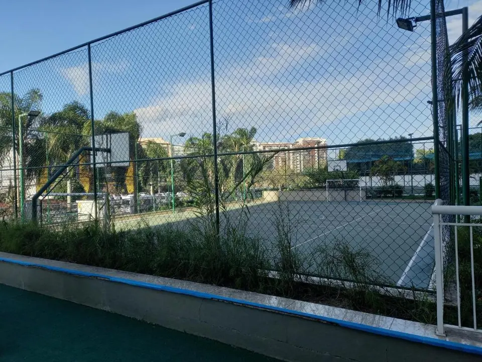 Quadra poliesportiva cercada