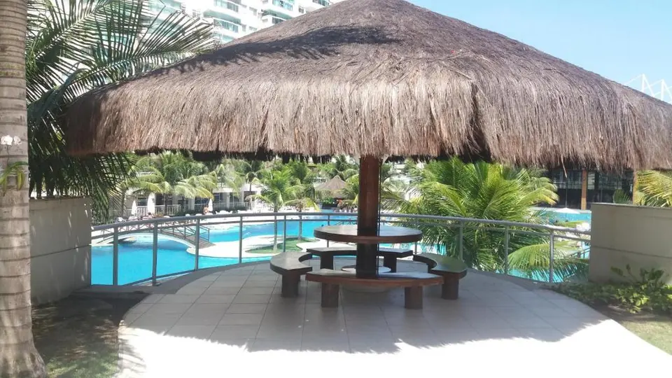 Quiosque com mesa e vista para as piscinas