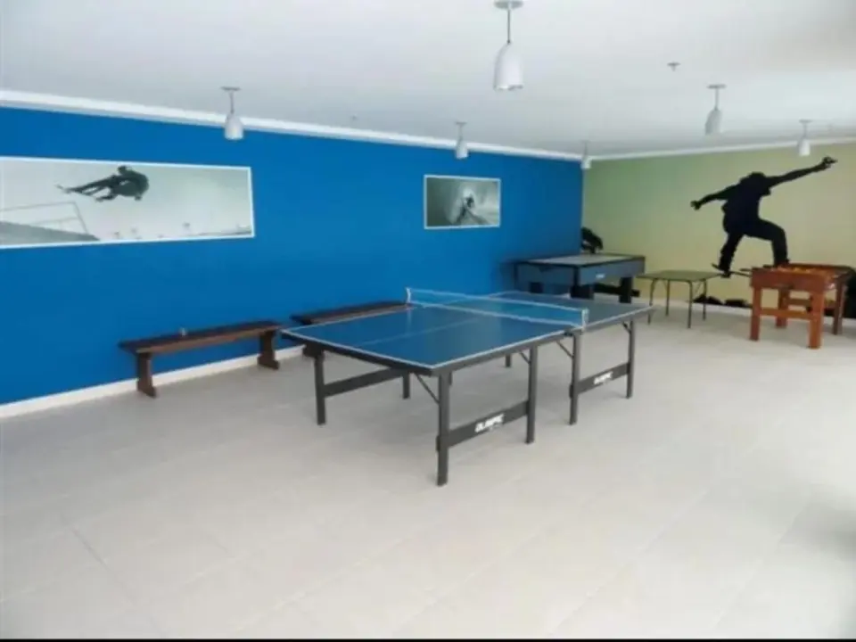 Salão de jogos com ping-pong e pebolim