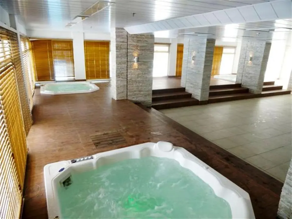 Spa coberto com jacuzzis aquecidas